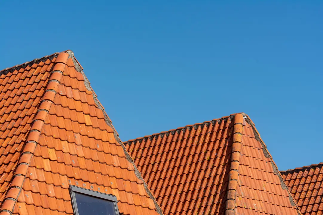 Pans de toiture couverts en tuiles sous un ciel dégagé