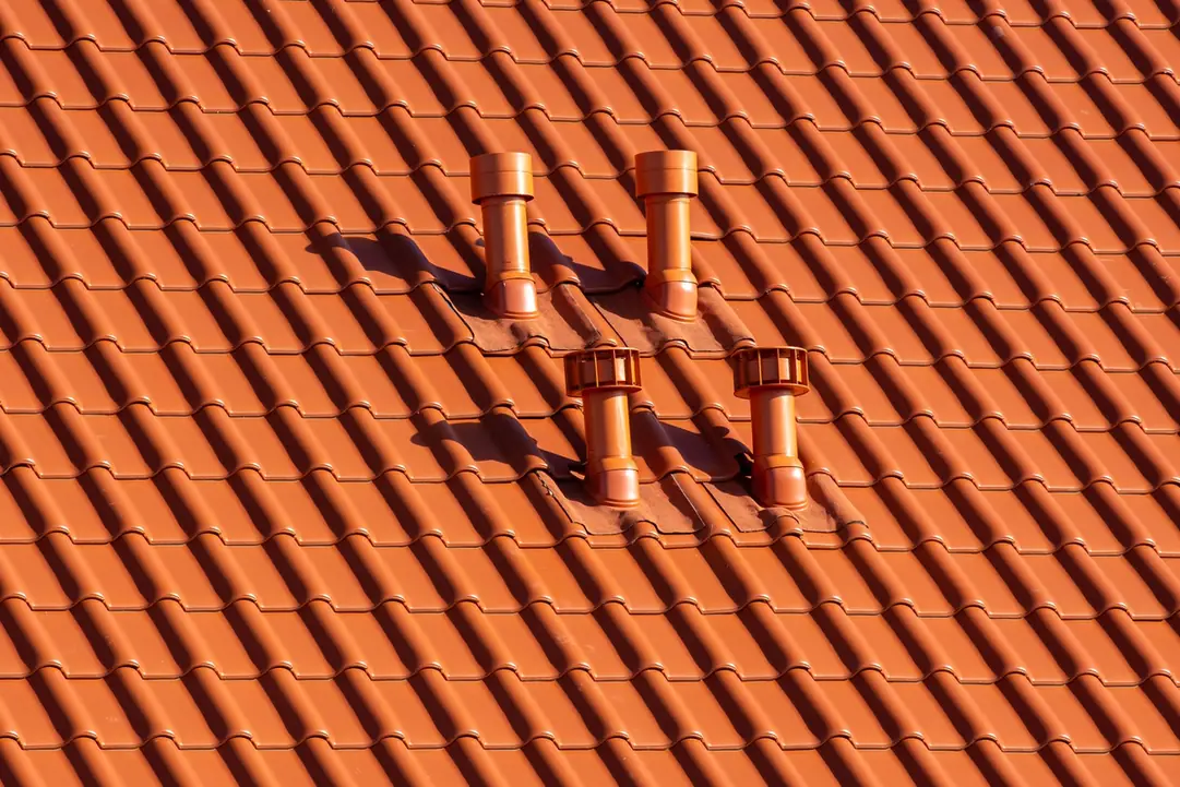 Toiture neuve en tuiles avec chatières de ventilation