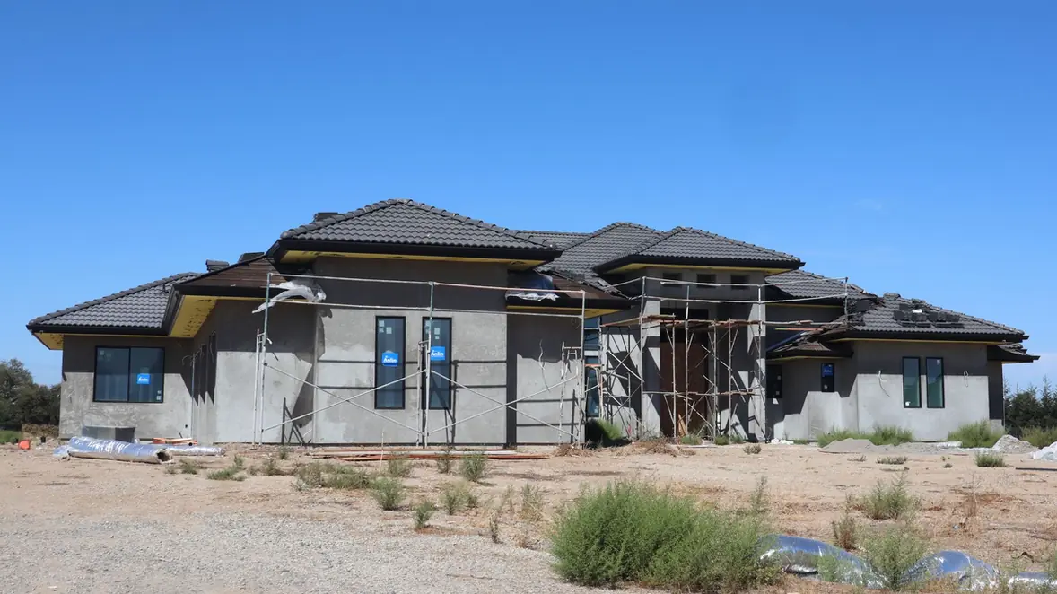 Maison neuve dont la couverture en tuiles vient d'être posée