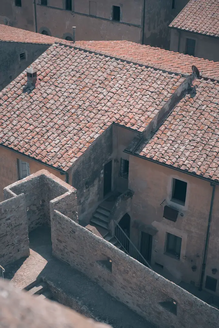 Toitures de tuiles et murs de pierre d'un village méditerranéen