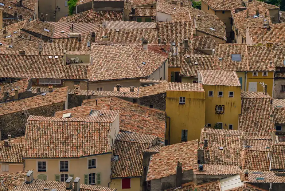 Toitures de tuiles imbriquées d'un centre ancien dense