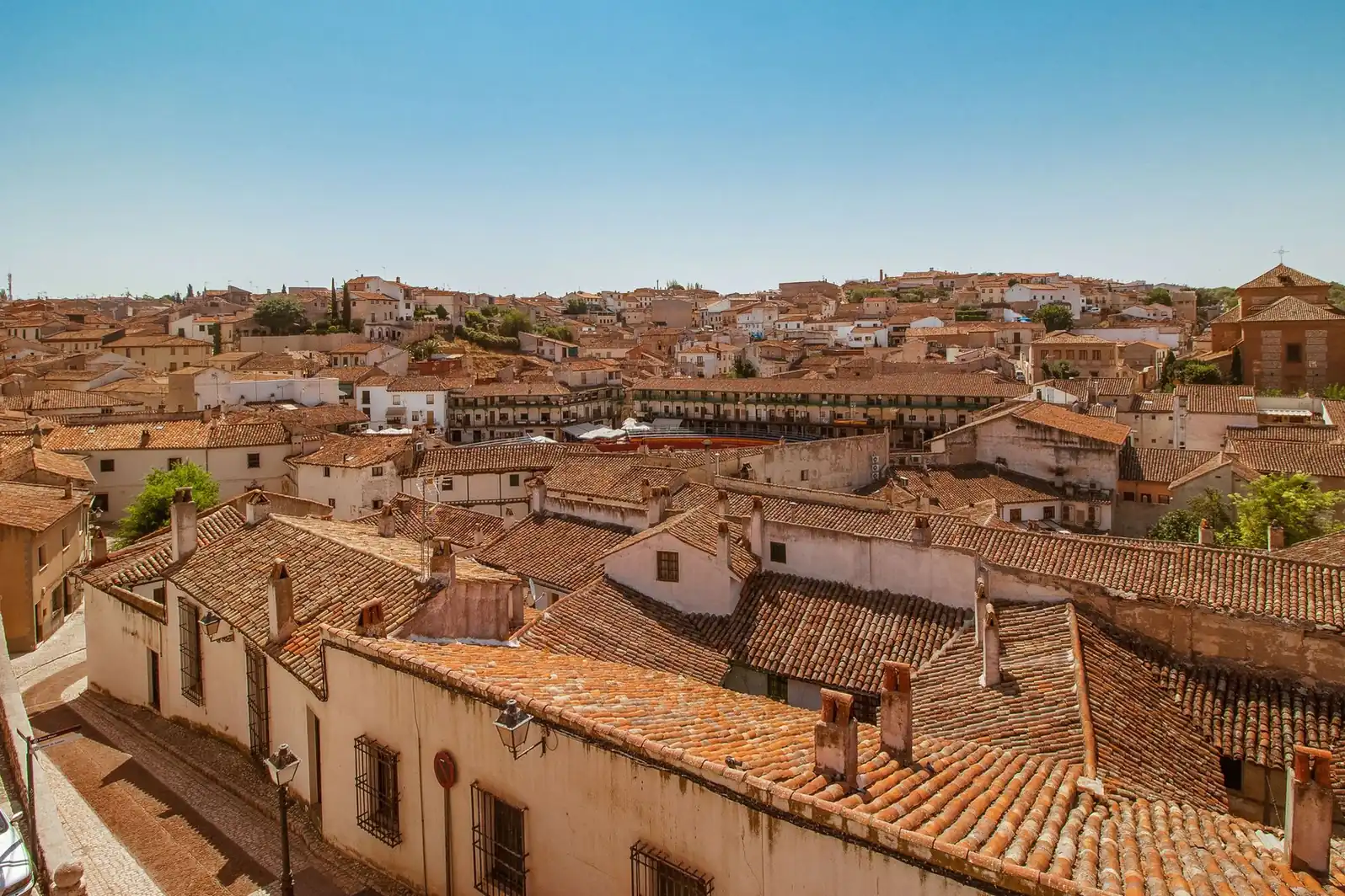 Panorama de toitures en tuile canal au-dessus d'un bourg méditerranéen
