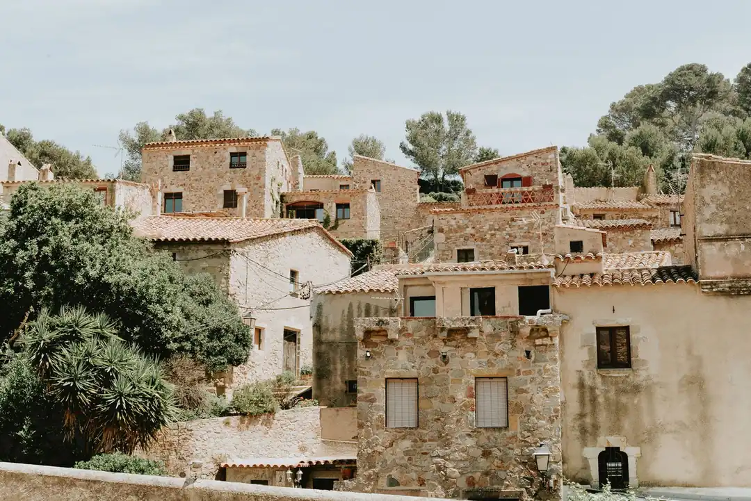 Maisons de pierre d'un village méditerranéen couvertes en tuile canal