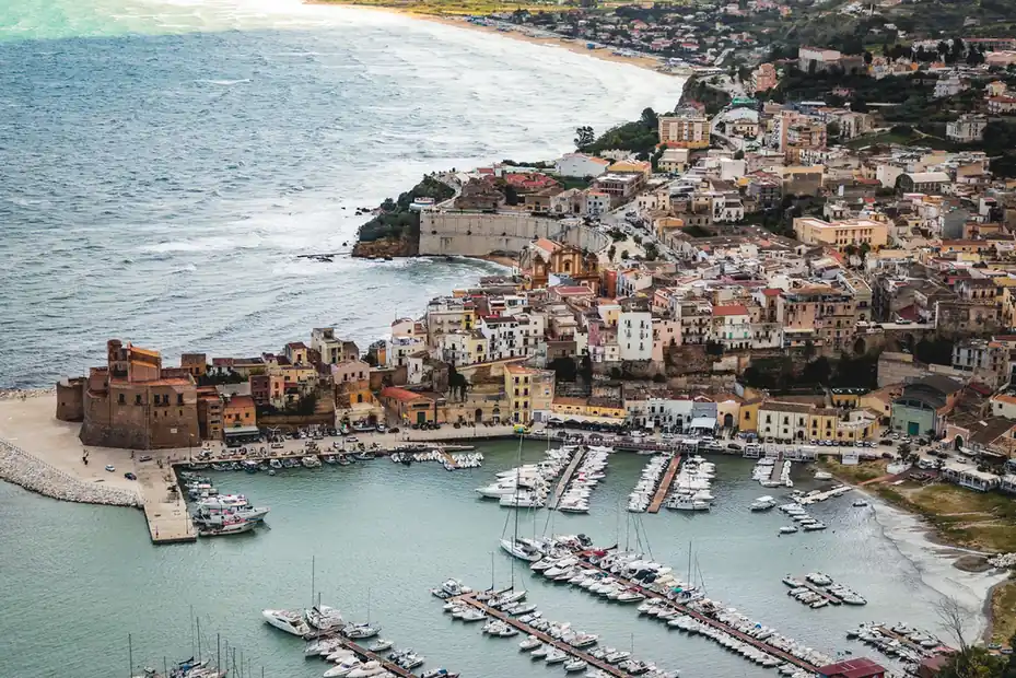 Vieille ville littorale et ses toitures de tuiles vues du ciel