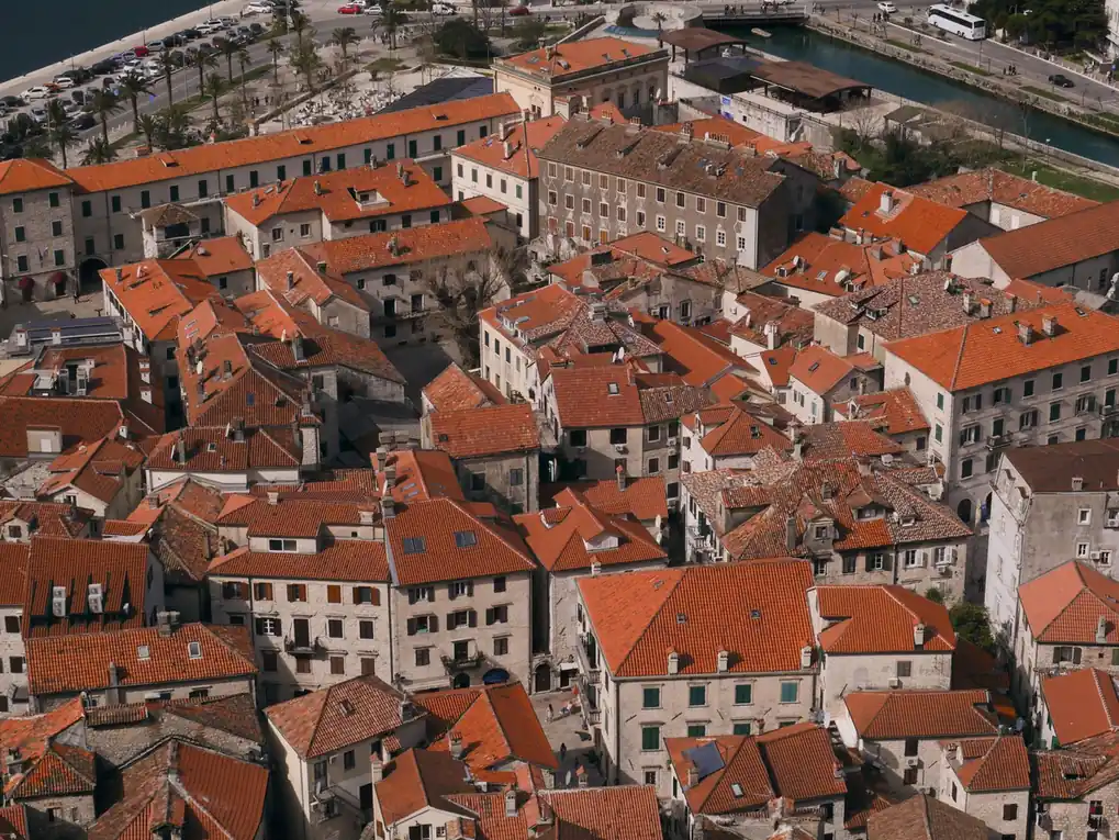 Toitures de tuiles d'une vieille ville vues depuis les remparts